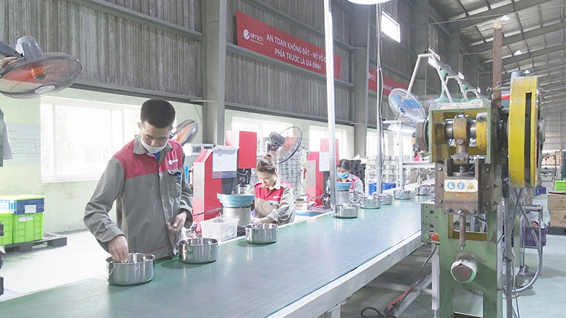 Nhà máy sản xuất đồ gia dụng Elmich tại Cụm công nghiệp Bình Mỹ huyện Bình Lục có 80% sản lượng của nhà máy phục vụ xuất khẩu.