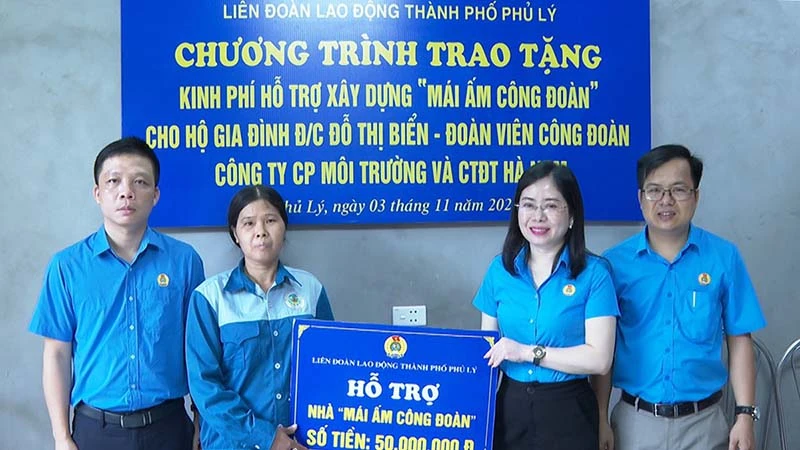 Đại diện lãnh đạo Liên đoàn Lao động tỉnh Hà Nam và thành phố Phủ Lý trao kinh phí hỗ trợ xây "Mái ấm Công đoàn".