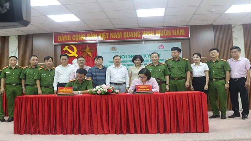 Công an tỉnh Hà Nam và Ngân hàng Chính sách xã hội tỉnh ký kết chương trình phối hợp triển khai thực hiện tín dụng đối với người chấp hành xong án phạt tù.