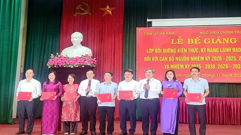 Các đồng chí lãnh đạo tỉnh Hà Nam và Học viện Chính trị quốc gia Hồ Chí Minh trao Giấy chứng nhận hoàn thành khóa học cho các học viên.