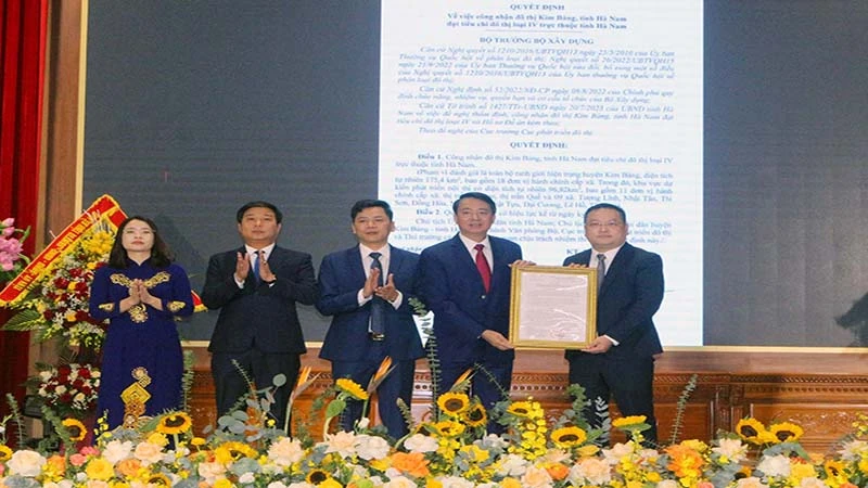 Đồng chí Lê Hoàng Trung, Phó Cục trưởng Cục Phát triển đô thị (Bộ Xây dựng) trao quyết định của Bộ trưởng Xây dựng công nhận Kim Bảng đạt đô thị loại IV.