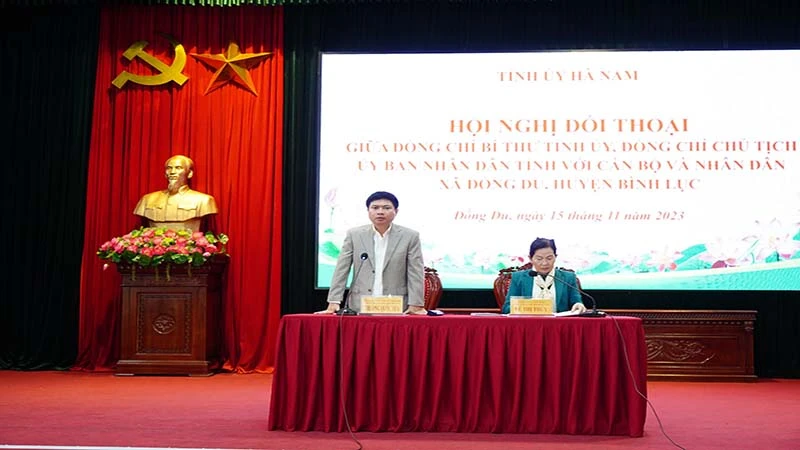 Đồng chí Bí thư Tỉnh ủy và Chủ tịch Ủy ban nhân dân tỉnh Hà Nam chủ trì Hội nghị đối thoại với cán bộ và nhân dân xã Đồng Du, huyện Bình Lục.