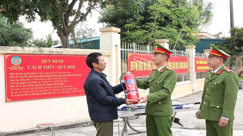Công an phường Thanh Tuyền, thành phố Phủ Lý đổi vũ khí lấy bình chữa cháy do người dân giao nộp.