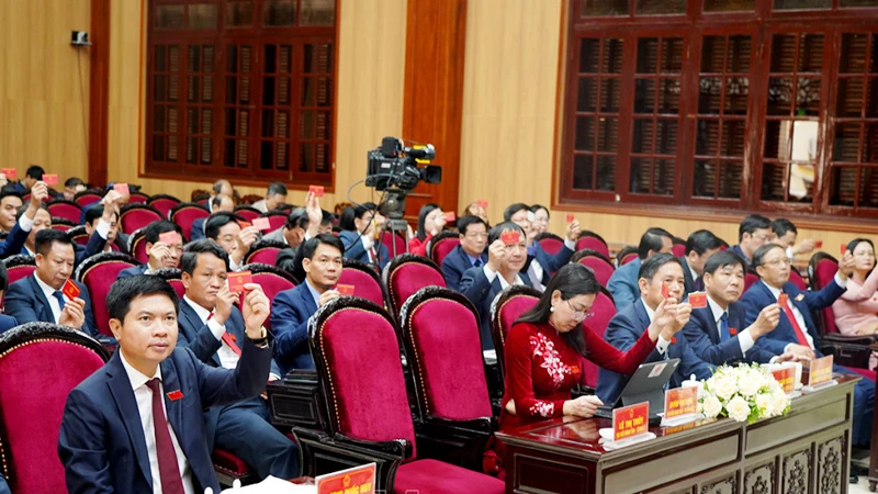 Các đại biểu Hội đồng nhân dân tỉnh Hà Nam biểu quyết thông qua các nghị quyết của Kỳ họp.