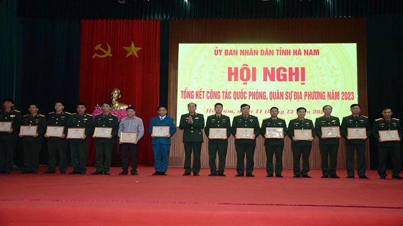 Thiếu tướng Nguyễn Đức Dũng, Phó Tư lệnh, Tham mưu trưởng Quân khu 3 trao thưởng cho các tập thể, cá nhân xuất sắc của tỉnh trong phong trào thi đua Quyết thắng của Lực lượng vũ trang Quân khu năm 2023. 