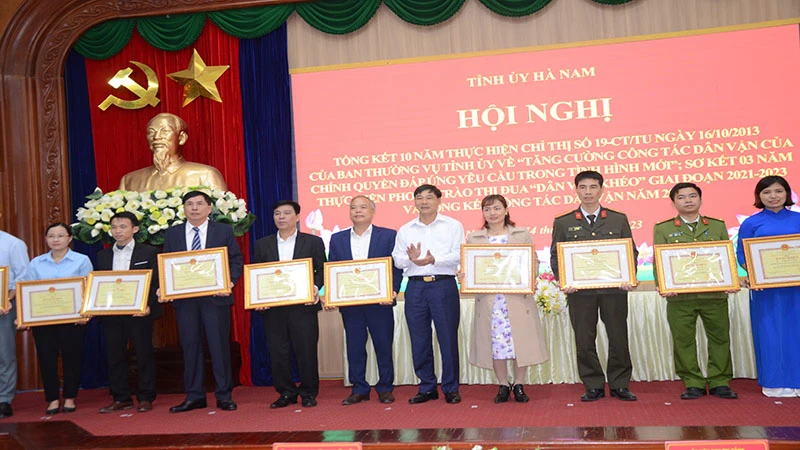 Các tập thể, cá nhân có thành tích xuất sắc trong phong trào thi đua Dân vận khéo được Chủ tịch Ủy ban nhân dân tỉnh tặng Bằng khen.