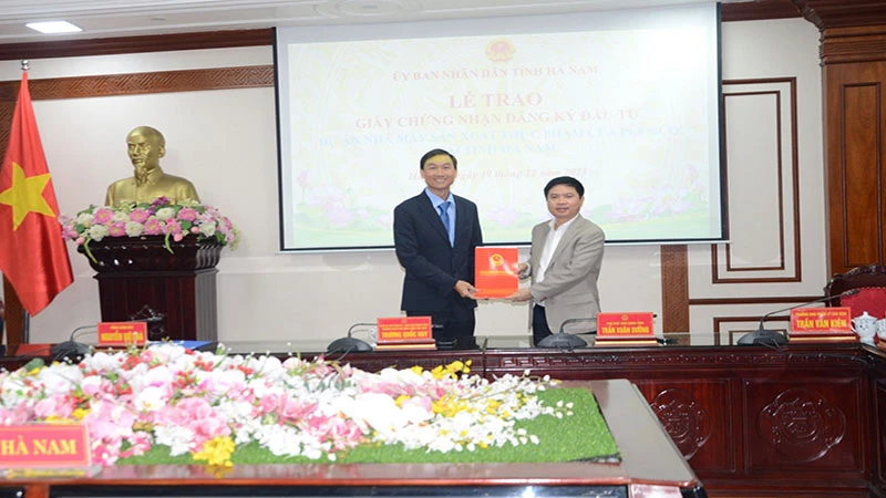 Chủ tịch Ủy ban nhân dân tỉnh Hà Nam trao giấy chứng nhận đăng ký đầu tư Dự án Nhà máy sản xuất thực phẩm của PepsiCo.