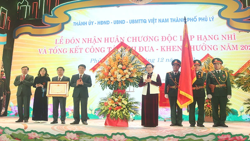 Thừa ủy quyền của Chủ tịch nước Cộng hòa xã hội Chủ nghĩa Việt Nam, đồng chí Bí thư Tỉnh Hà Nam trao tặng Huân chương Độc lập hạng Nhì cho Đảng bộ, Chính quyền và nhân dân thành phố Phủ Lý.