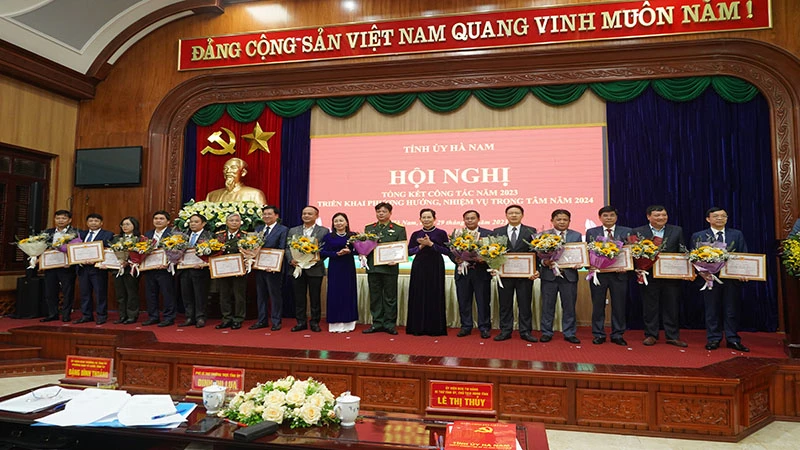 Các tập thể có thành tích xuất sắc trong công tác xây dựng Đảng được Ban Thường vụ Tỉnh ủy Hà Nam khen thưởng.