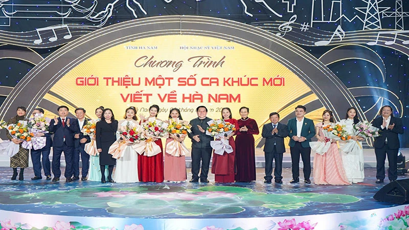 Các đồng chí lãnh đạo Ban Tuyên giáo Trung ương, các đồng chí Thường trực Tỉnh ủy Hà Nam, lãnh đạo Liên hiệp các Hội Văn học nghệ thuật Việt Nam, lãnh đạo Hội nhạc sĩ Việt Nam lên tặng hoa chúc mừng ê-kíp biểu diễn các ca khúc mới về Hà Nam.