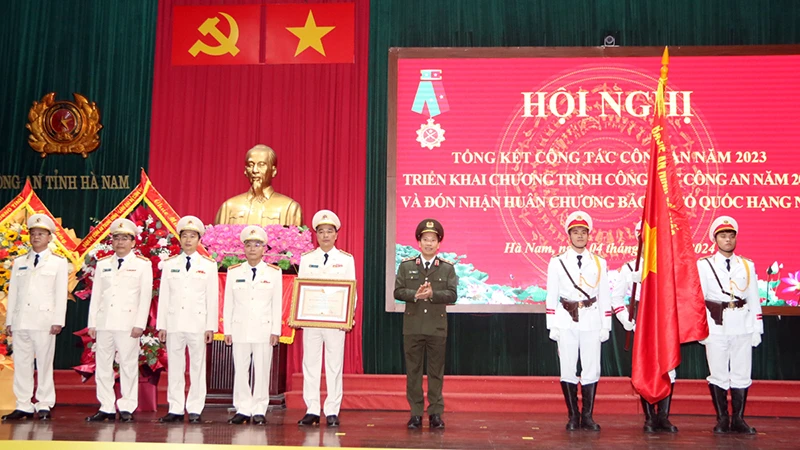 Thừa ủy quyền Chủ tịch nước, Trung tướng Lê Văn Tuyến, Thứ trưởng Công an trao tặng Huân chương bảo vệ Tổ quốc hạng Nhì cho Công an tỉnh Hà Nam.