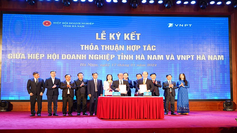 Ký kết Thỏa thuận hợp tác hỗ trợ chuyển đổi số giữa Hội Doanh nghiệp tỉnh Hà Nam và VNPT Hà Nam.