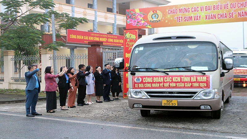 Lãnh đạo Liên đoàn Lao động tỉnh Hà Nam động viên công nhân, người lao động ở xa về quê đón Tết.