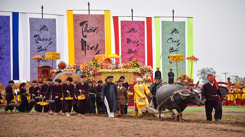 Hình ảnh một cụ cao niên của địa phương hóa thân thành vua Lê Đại Hành bắt đầu nghi trình Tịch điền tại lễ hội.