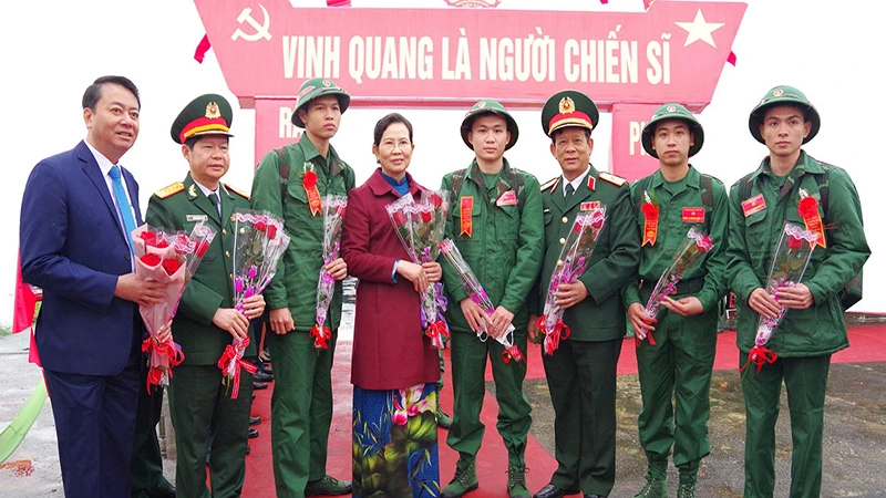 Đồng chí Bí thư Tỉnh ủy Hà Nam tặng hoa, động viên các thanh niên lên đường nhập ngũ.