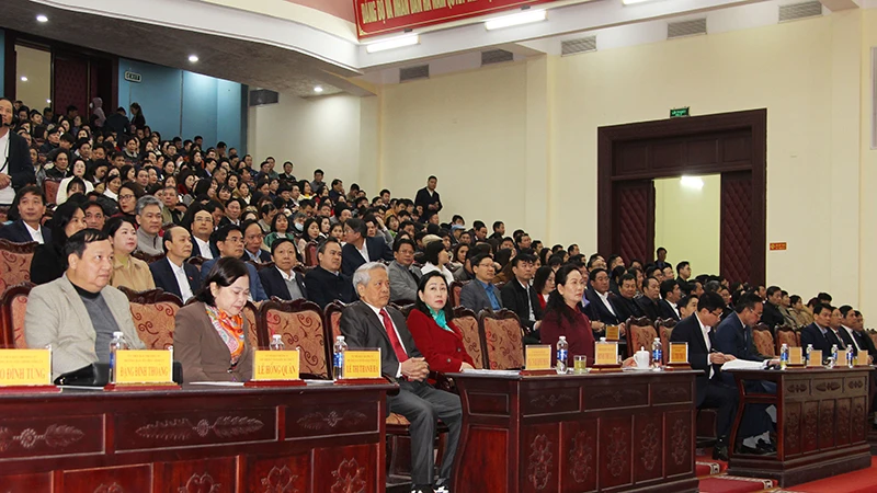 Các đại biểu dự hội nghị tại điểm cầu Nhà văn hóa trung tâm tỉnh.