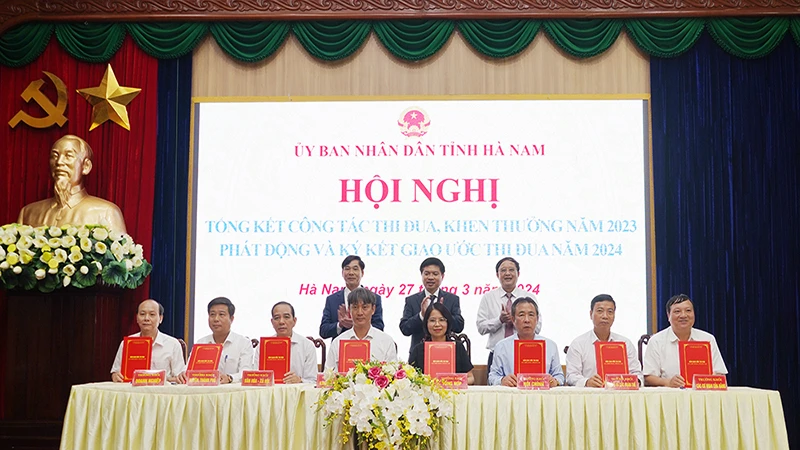 Các khối thi đua tỉnh Hà Nam ký giao ước thi đua năm 2024.