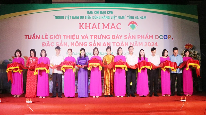 Cắt băng Khai trương Tuần lễ giới thiệu và trưng bày sản phẩm OCOP, đặc sản, nông sản an toàn tại tỉnh Hà Nam năm 2024.