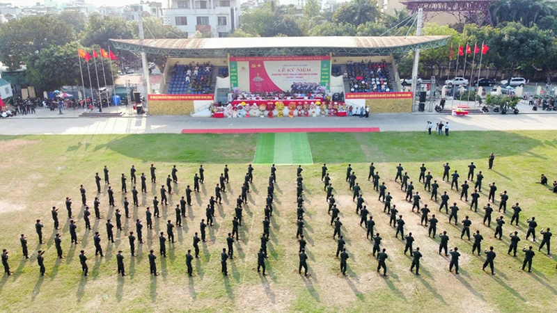 Lực lượng Cảnh sát cơ động tỉnh Hà Nam biểu diễn võ thuật tại lễ kỷ niệm 50 năm Ngày truyền thống.