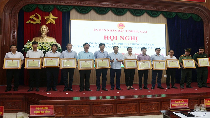 Đồng chí Phó Chủ tịch Ủy ban nhân dân tỉnh Hà Nam trao thưởng cho các tập thể, cá nhân có thành tích xuất sắc trong công tác phòng, chống thiên tai và tìm kiếm cứu nạn năm 2023.