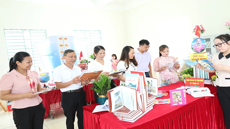 Các thầy, cô giáo, các em học sinh tham quan gian trưng bày sách tại chương trình.