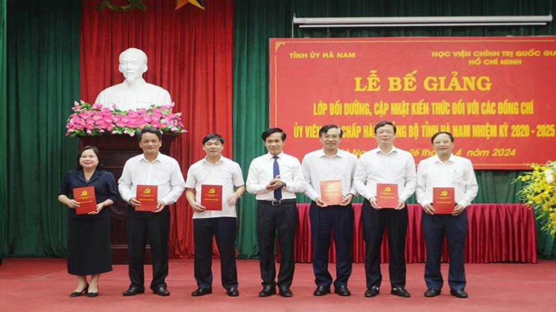 Phó Giám đốc Học viện Chính trị quốc gia Hồ Chí Minh trao giấy chứng nhận cho các học viên.