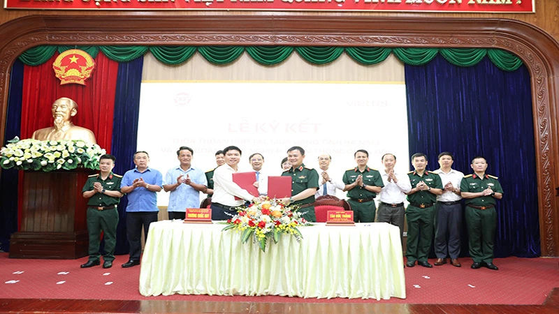 Chủ tịch Ủy ban nhân dân tỉnh Hà Nam và Chủ tịch tập đoàn Viettel ký kết thỏa thuận hợp tác.