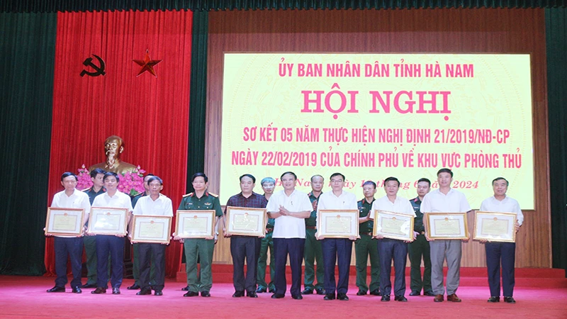 Phó Chủ tịch UBND tỉnh Hà Nam Nguyễn Đức Vượng, trao tặng Bằng khen của Chủ tịch UBND tỉnh Hà Nam cho các cá nhân có thành tích xuất sắc trong thực hiện Nghị định 21 của Chính phủ.