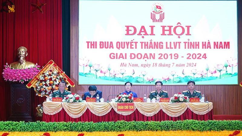 Đoàn chủ tịch Đại hội.