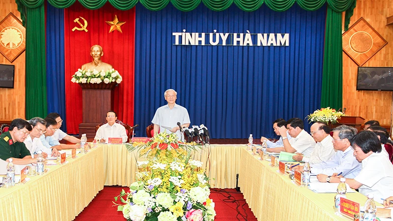 Tổng Bí thư Nguyễn Phú Trọng làm việc với Ban Thường vụ Tỉnh ủy Hà Nam năm 2014. (Ảnh: THẾ TUÂN)