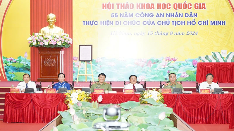 Đoàn Chủ tịch Hội thảo.