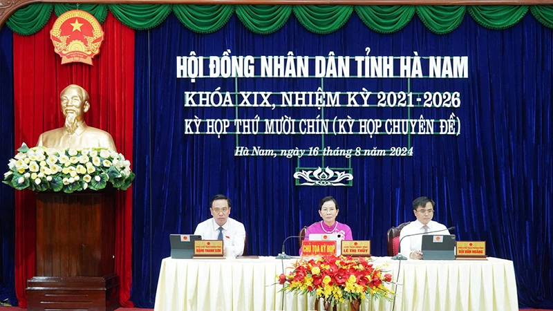 Chủ tọa điều hành kỳ họp.