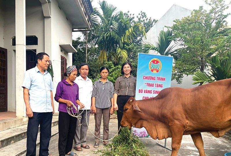 Hội Nông dân xã Mộc Bắc, thị xã Duy Tiên, tỉnh Hà Nam trao tặng bò sinh sản cho gia đình hội viên nghèo.