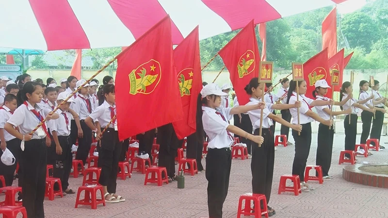 Các em học sinh đón chào năm học mới.