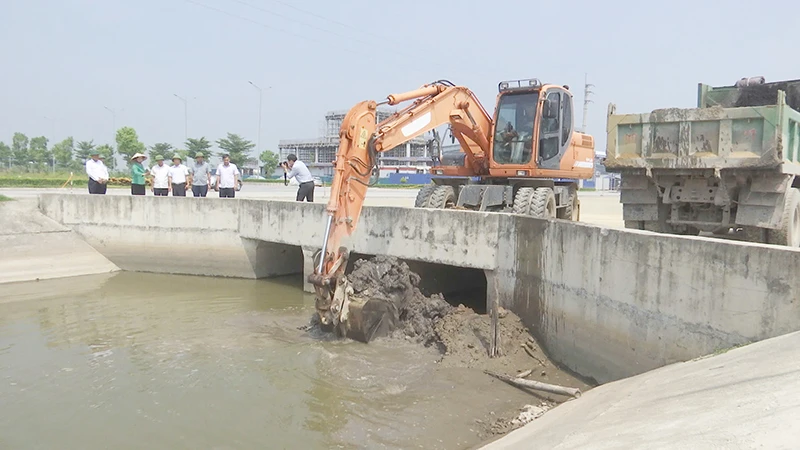 Đồng chí Bí thư Tỉnh ủy Hà Nam chỉ đạo các đơn vị chức năng khẩn trương khơi thông cho kênh tiêu T4 Khu công nghiệp Thái Hà trước khi cơn bão số 3 đổ bộ gây mưa lớn trong đất liền.