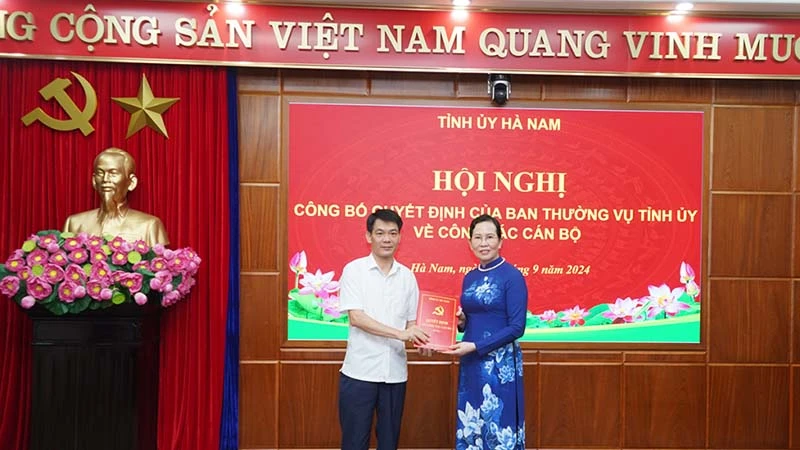 Đồng chí Lê Thị Thủy, Ủy viên Trung ương Đảng, Bí thư Tỉnh ủy, Chủ tịch Hội đồng nhân dân tỉnh trao quyết định của Ban Thường vụ Tỉnh ủy cho đồng chí Nguyễn Đức Toàn.