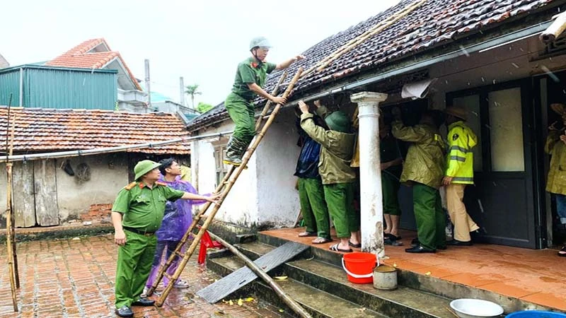 Công an xã Tiên Sơn, thị xã Duy Tiên giúp đỡ người dân gia cố nhà cửa.