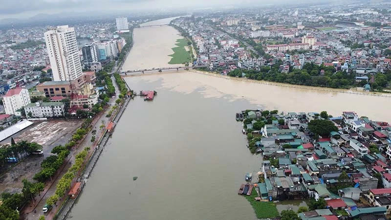 Mực nước tại các sông ở Hà Nam dâng rất cao, tràn vào một số đoạn tuyến đường giao thông.