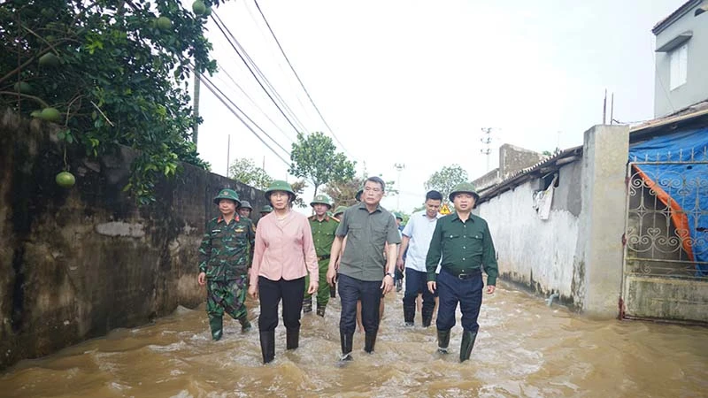 Đồng chí Lê Minh Hưng, Ủy viên Bộ Chính trị, Bí thư Trung ương Đảng, Trưởng Ban Tổ chức Trung ương kiểm tra công tác phòng, chống bão lụt tại tỉnh Hà Nam.