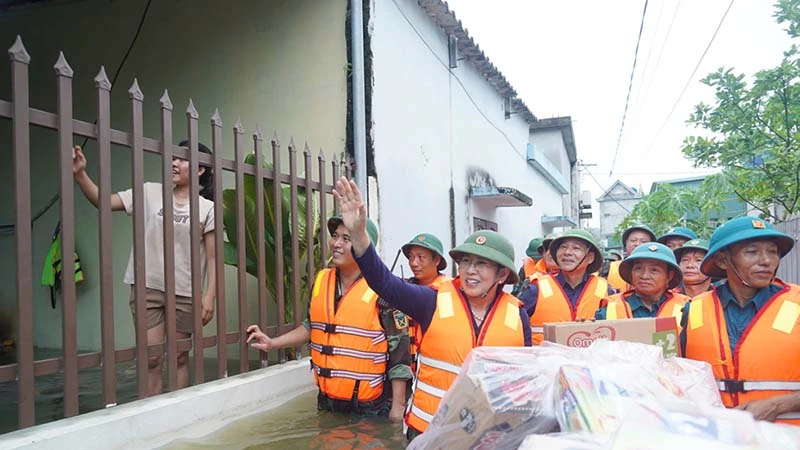 Đồng chí Lê Thị Thủy, Ủy viên Trung ương Đảng, Bí thư Tỉnh ủy Hà Nam cùng các đồng chí lãnh đạo tỉnh, huyện và các ngành xuống động viên và trao nhu yếu phẩm cho nhiều hộ dân bị ngập sâu tại thôn Trung Hiếu Hạ, xã Thanh Hải, huyện Thanh Liêm.