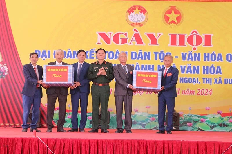 Đại tướng Nguyễn Tân Cương tặng quà cho Đảng ủy, UBND xã Tiên Ngoại và thôn Trung Liêu. 