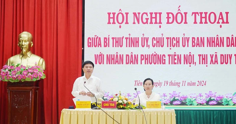 Đồng chí Bí thư Tỉnh ủy Lê Thị Thủy và đồng chí Chủ tịch Ủy ban nhân dân tỉnh Trương Quốc Huy chủ trì hội nghị đối thoại.