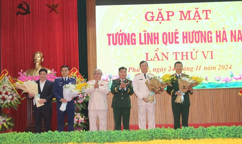 Ban liên lạc Tướng lĩnh quê hương Hà Nam tặng hoa chúc mừng các đồng chí Tướng lĩnh công tác trong lực lượng Quân đội, Công an mới được thăng quân hàm cấp Tướng.