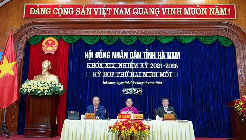 Các đồng chí Thường trực Hội đồng nhân dân tỉnh Hà Nam chủ tọa điều hành Kỳ họp.