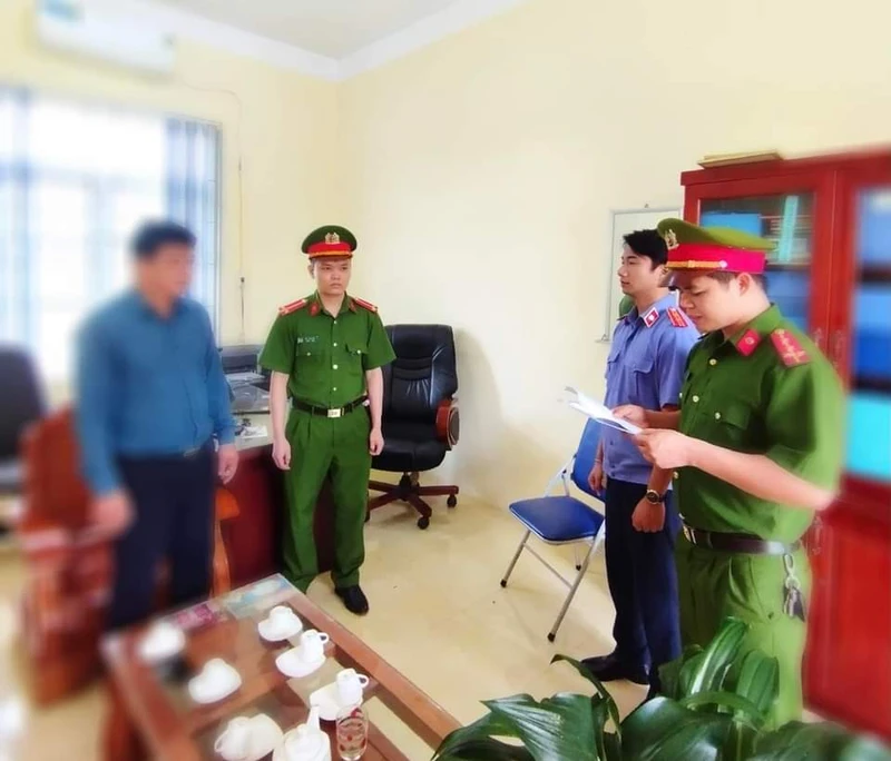 Cơ quan Công an huyện Kim Bôi đọc lệnh bắt tạm giam ông Bạch.C.T. tại phòng làm việc.