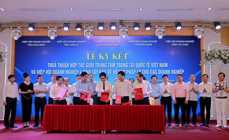 Ký kết thỏa thuận hợp tác giữa Trung tâm Trọng tài quốc tế Việt Nam và Hiệp hội doanh nghiệp 4 tỉnh Tây Bắc về hỗ trợ pháp lý cho các doanh nghiệp tại Hòa Bình.