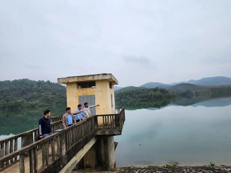 Lãnh đạo Công ty TNHH một thành viên khai thác công trình thủy lợi kiểm tra công tác điều tiết nước tại hồ Đầm Bài, thành phố Hòa Bình.
