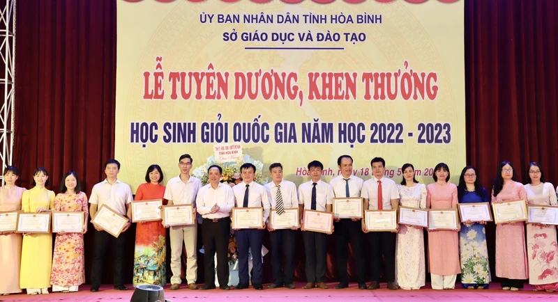 Chủ tịch Ủy ban nhân dân tỉnh Hòa Bình Bùi Văn Khánh (thứ 7 từ trái sang) trao Bằng khen cho các em học sinh giỏi Quốc gia năm 2022-2023.