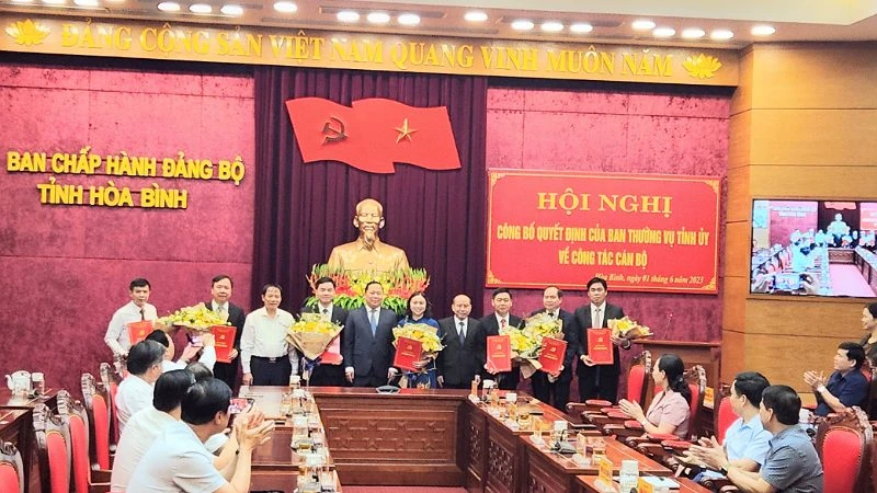 Đồng chí Nguyễn Phi Long, Ủy viên dự khuyết Trung ương Đảng, Bí thư Tỉnh ủy Hòa Bình (giữa) cùng các đồng chí Thường trực Tỉnh ủy trao Quyết định và tặng hoa cho các đồng chí được bổ nhiệm.