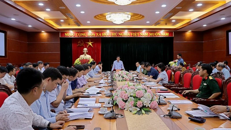 Chủ tịch Ủy ban nhân dân tỉnh Hòa Bình Bùi Văn Khánh (giữa) chủ trì cuộc họp kế hoạch diễn tập Phòng thủ dân sự ứng phó thảm họa, thiên tai, động đất ảnh hưởng đến đập, hồ thủy điện Hòa Bình năm 2023.